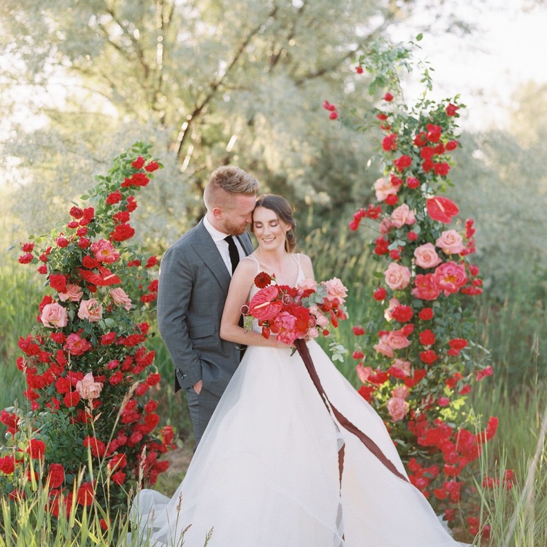 من بينها اللوتس والورود الحمراء...رموز حب شهيرة تعرفي على رمزيتها وكيفية إضافتها لحفل زفافك