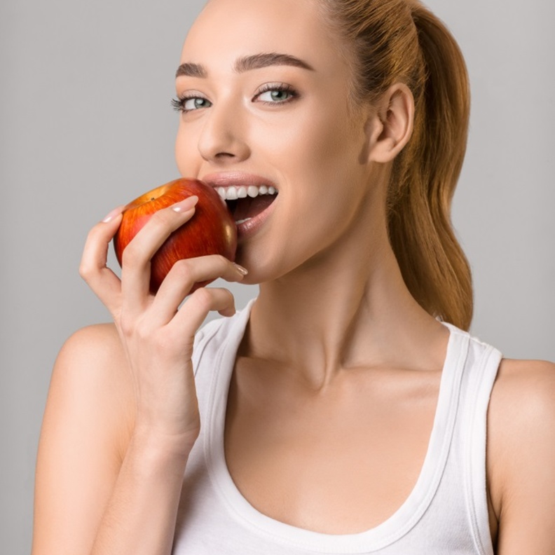 انحسار اللثة مشكلة شائعة لكن حلولها ممكنة