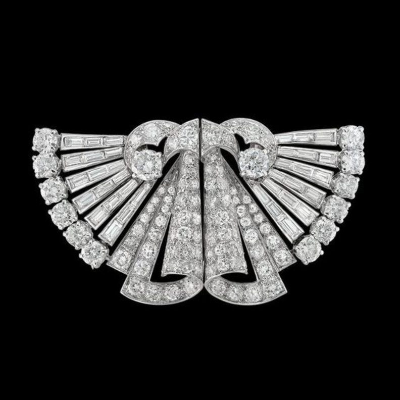 بروش مروحيّ الشكل ومزدوج المشبك بطراز الآرت ديكو (حوالي العام 1930)، مصنوع من البلاتين المرصع بالماس، بينتلي أند سكينر