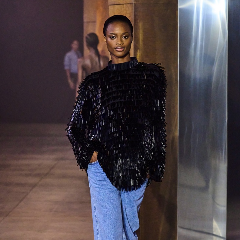 الجينز في إطلالات عصرية مميزة من عروض ربيع وصيف 2023