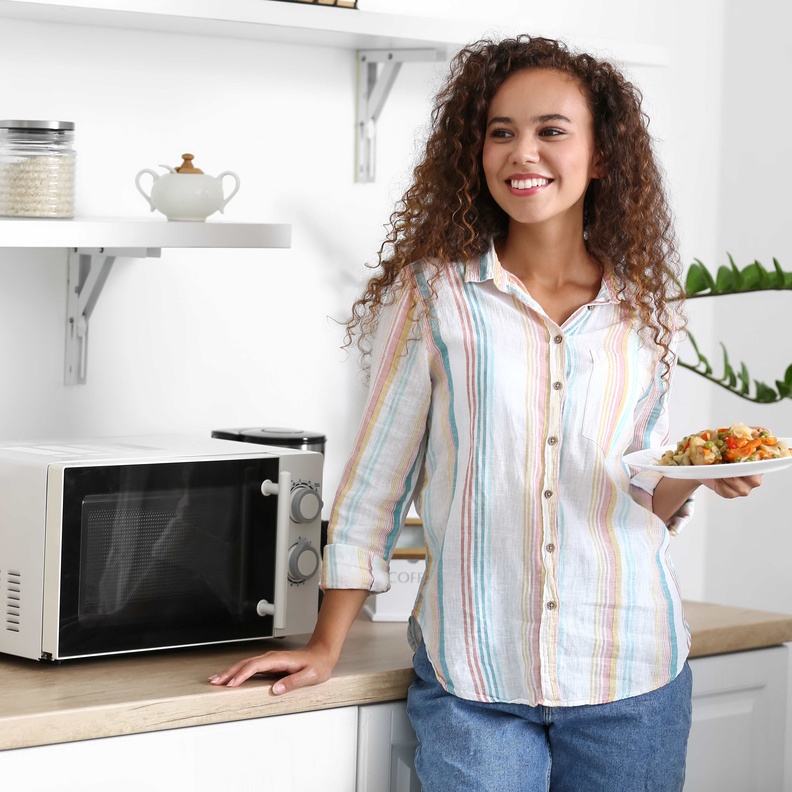 تختلف استخدامات المقلاة الهوائية عن استخدامات الميكروويف