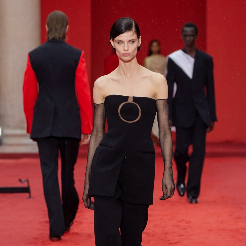 7 عروض برزت فيها إطلالات سوداء لربيع وصيف 2023