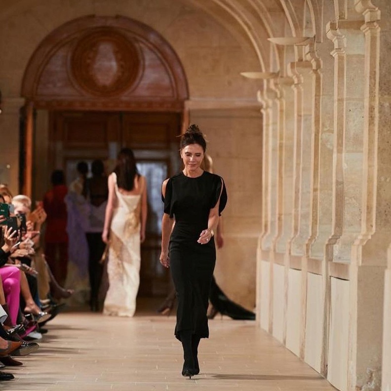 توجت فيكتوريا بيكهام نجاحها بالمشاركة في أسبوع الموضة الباريسي لموسم ربيع وصيف 2023