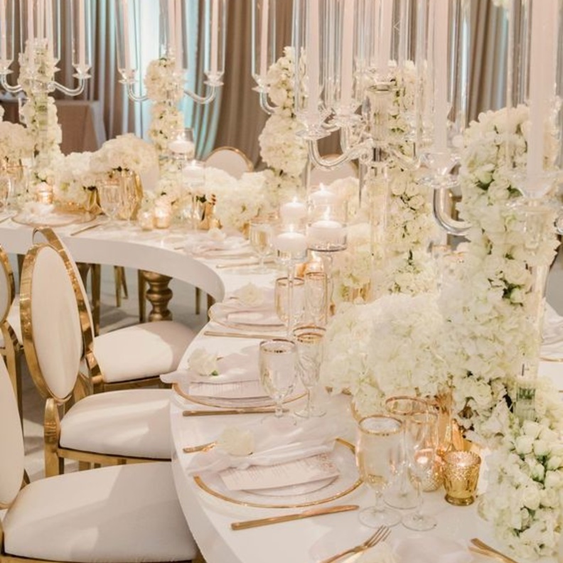 ثيم اللون الذهبي والابيض للعروس ذات الشخصية الملكية