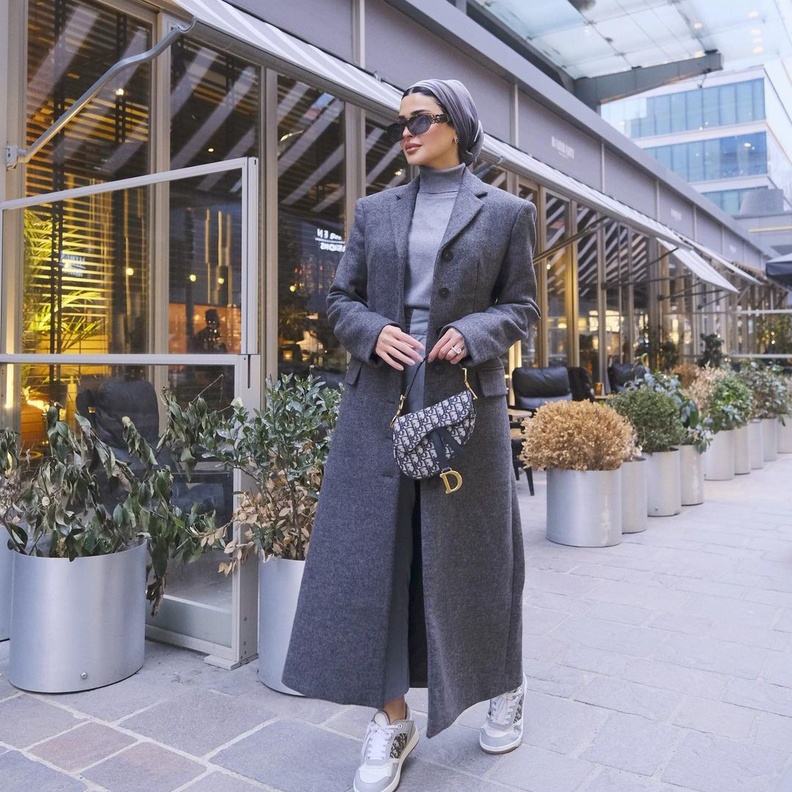 حنين الصيفي بمعطف صوف عصري باللون الرمادي