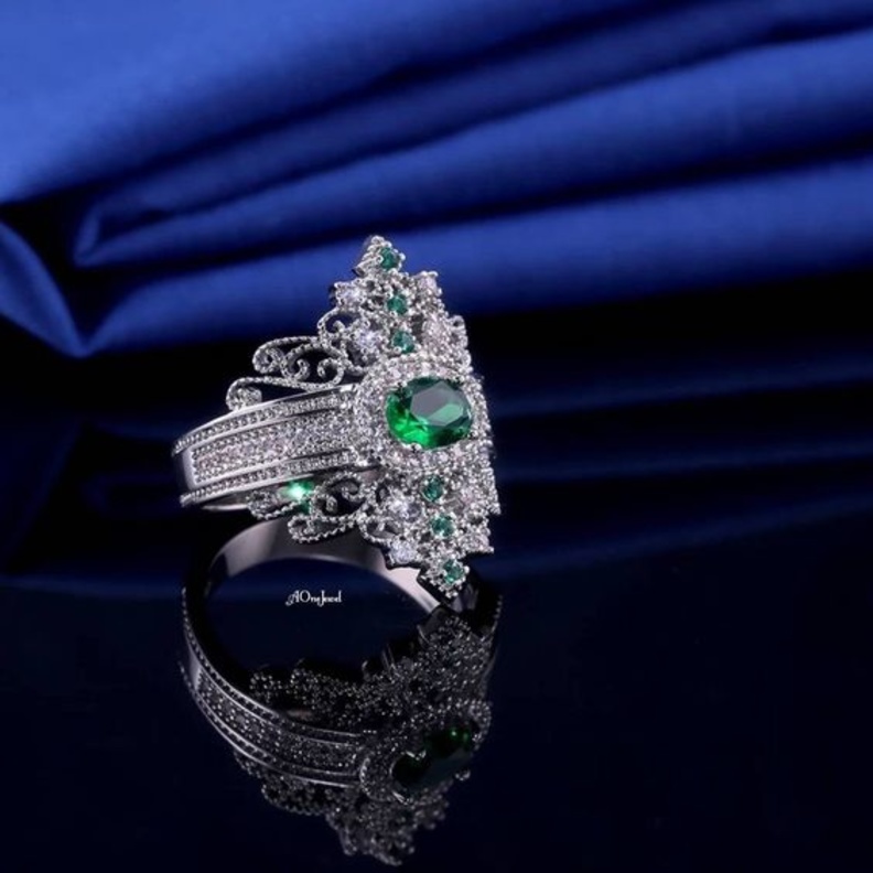 خاتم خطوبة على شكل تاج مصري مرصوف بالزيركون الصغير.