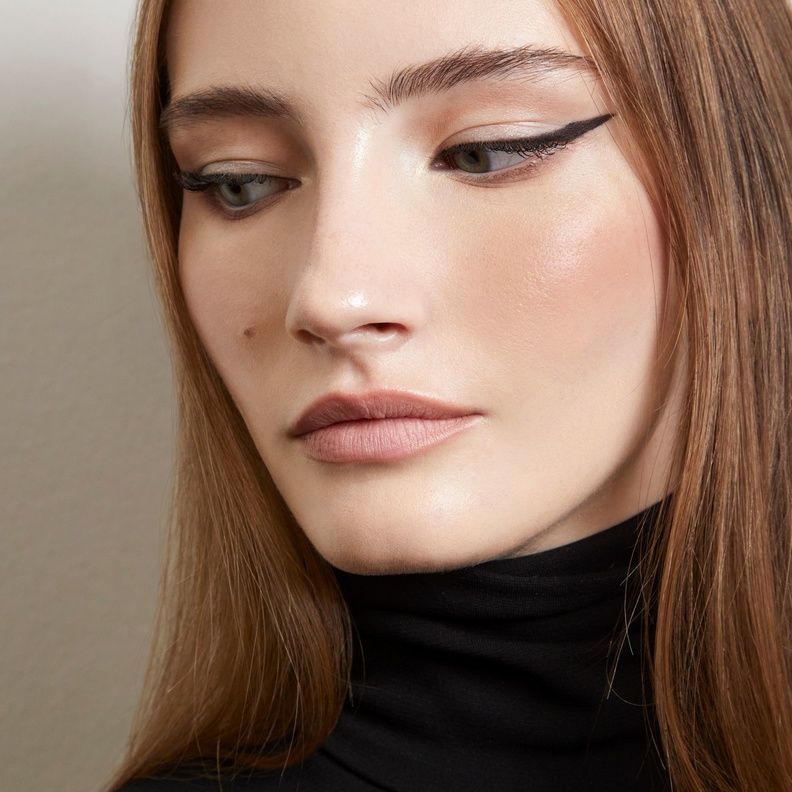 رسمات الآيلاينر الغرافيكي بخطوط رفيعة من دار Dolce & Gabbana