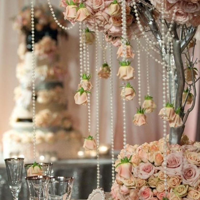 زينة وسط طاولات الزفاف من اللؤلؤ