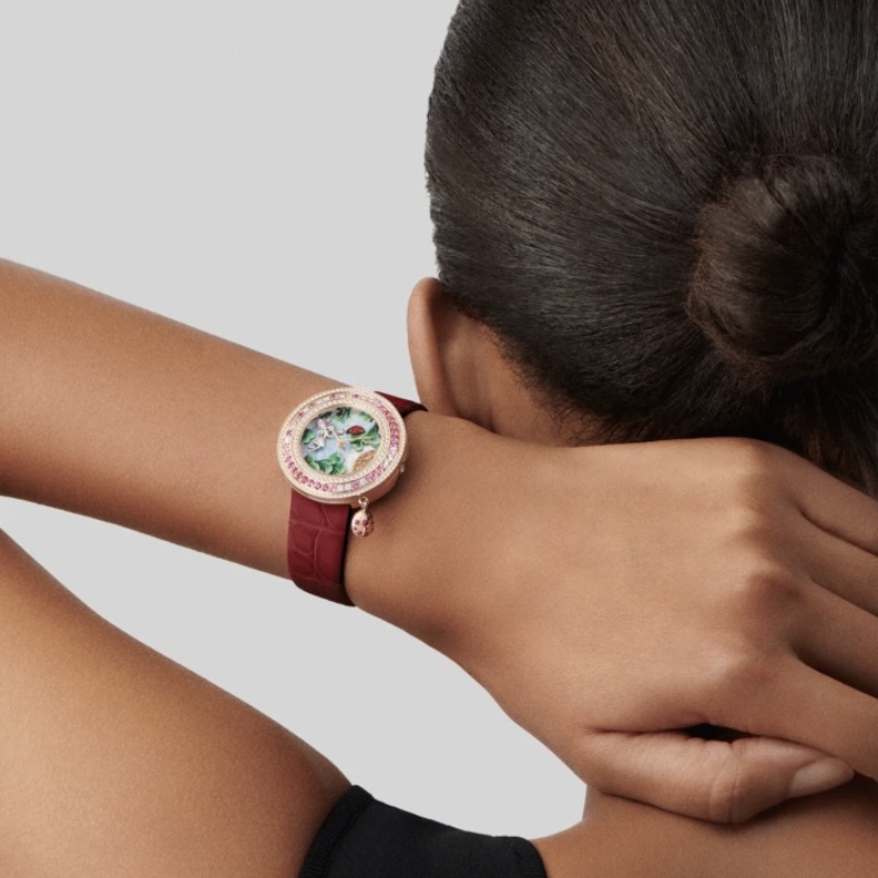 ساعة فاخرة من اللون الأحمر من فان كليف مناسبة لعيد الحب