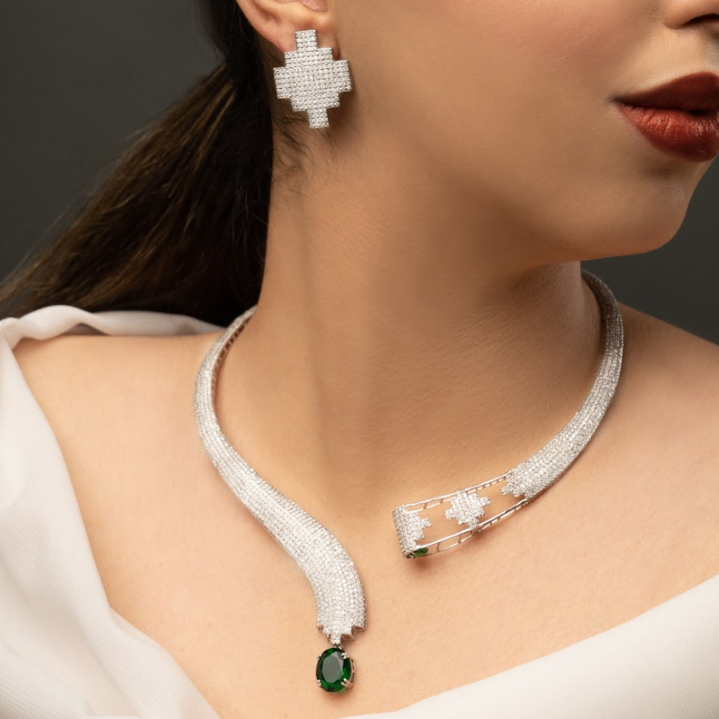 مصممة المجوهرات السعودية وعد الشعيلي لـ"هي":  لدي ارتباط عميق مع الأدب والشعر وأضفي اللمحات العاطفية في كل تصاميمي لأقدم مجوهرات ترتديها الأنثى وتشعر بها.