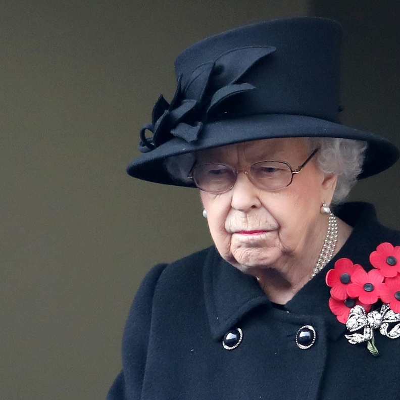 عندما عانت الملكة اليزابيث الثانية Queen Elizabeth II من التواء في الظهر