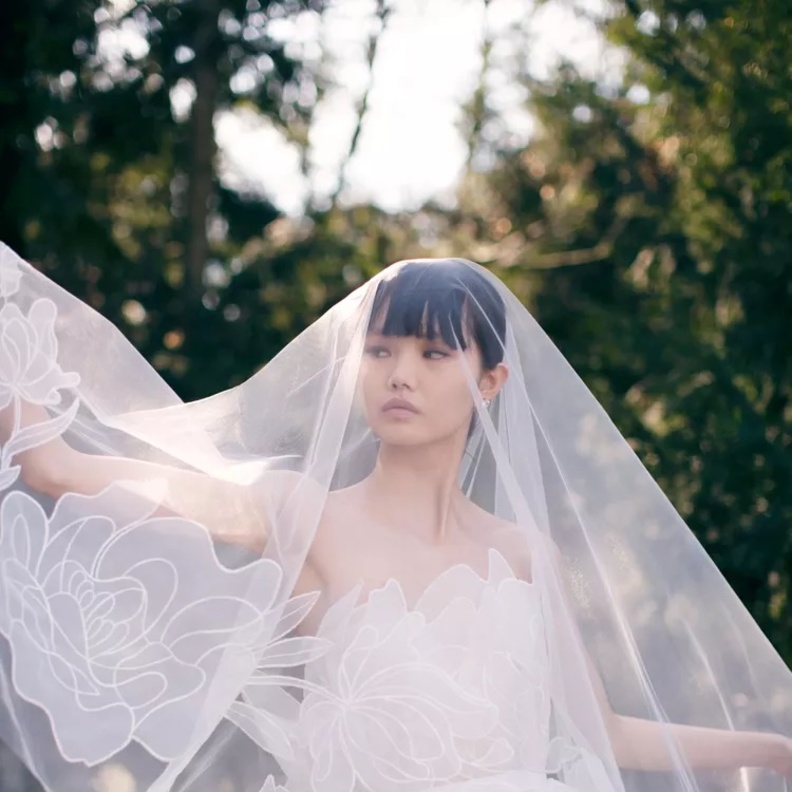 فساتين زفاف بنقوشات الورود@eliesaab