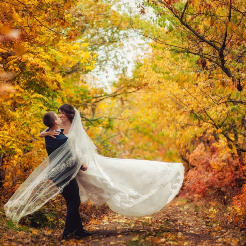 فكري بالحساسية الموسمية قبل تحديد موعد حفل زفافك في الخريف أو الربيع