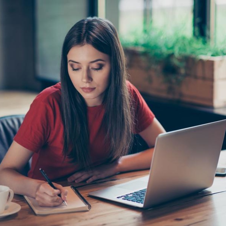 لا للاستسلام لضغوط العمل والتوتر لذا يجب عليكِ محاربتها 