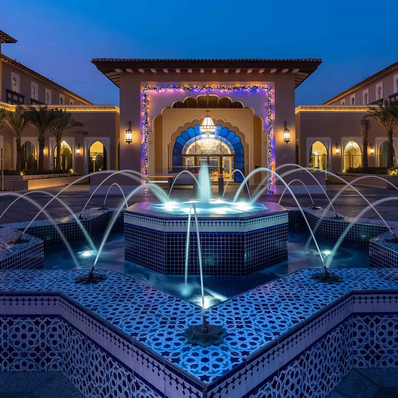 متعة الاستجمام في فندق ريكسوس جزيرة السعديات