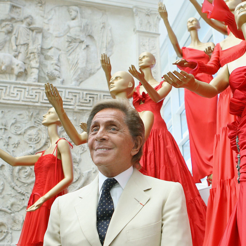 دار فالنتينو واللون الأحمر قصة شغف وابداع وتصاميم ساحرة 