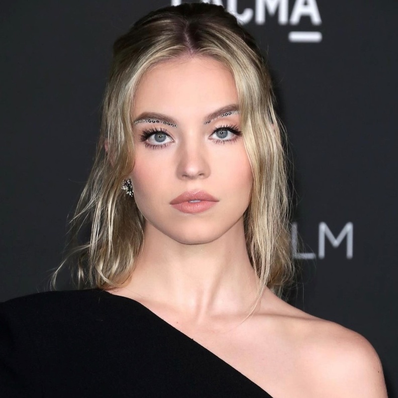 أساليب مكياج جريئة ليوم الحب بالخطوات على طريقة النجمات العالميات