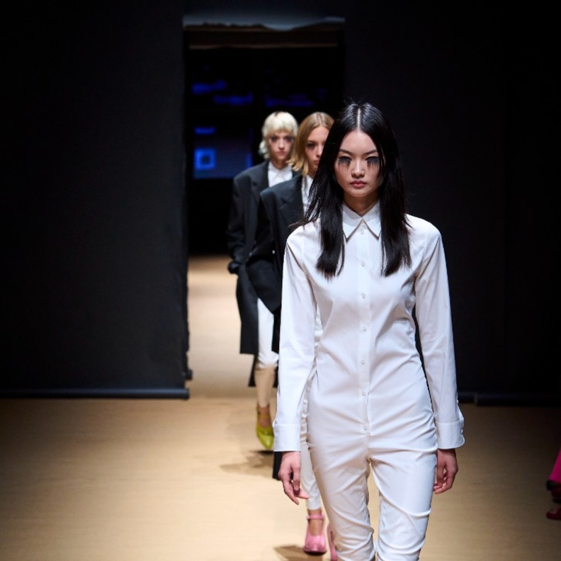 جدول عروض أسبوع الموضة لموسم خريف وشتاء 2023