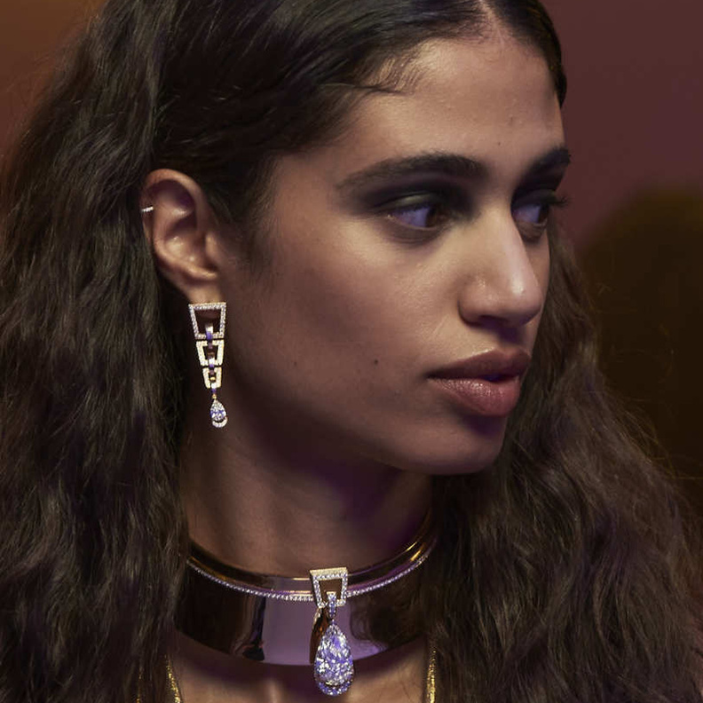 موديلات مجوهرات ذهبية فخمة من الماركات العالمية لأناقة الشتاء