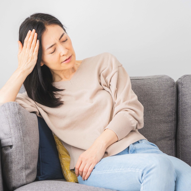 نقص هرمون الإستروجين يسبب ظهور بعض الأعراض مثل الصداع  