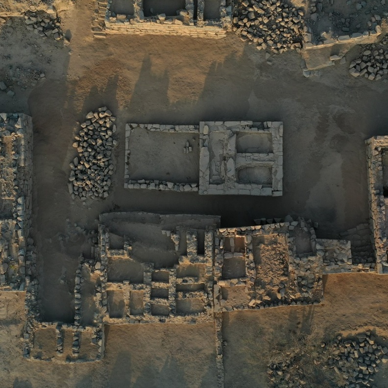 نقوش تاريخية نادرة في موقع الأخدود