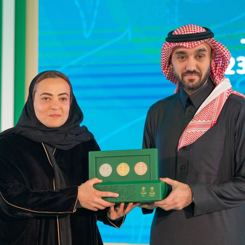 وزير الرياضة يكرم لمياء بن بهيان بجائزة رياضة المرأة 