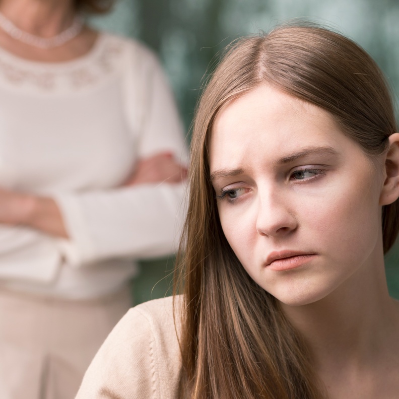 يجب دعم الفتاة في مرحلة ما بعد البلوغ حتى لا تزيد معاناتها الجسدية والنفسية