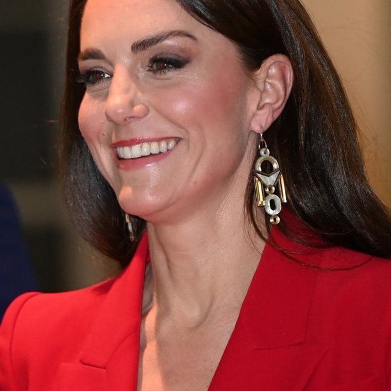 كيت ميدلتون Kate Middleton بتصاميم أقراط ناعمة في أحدث ظهور لها