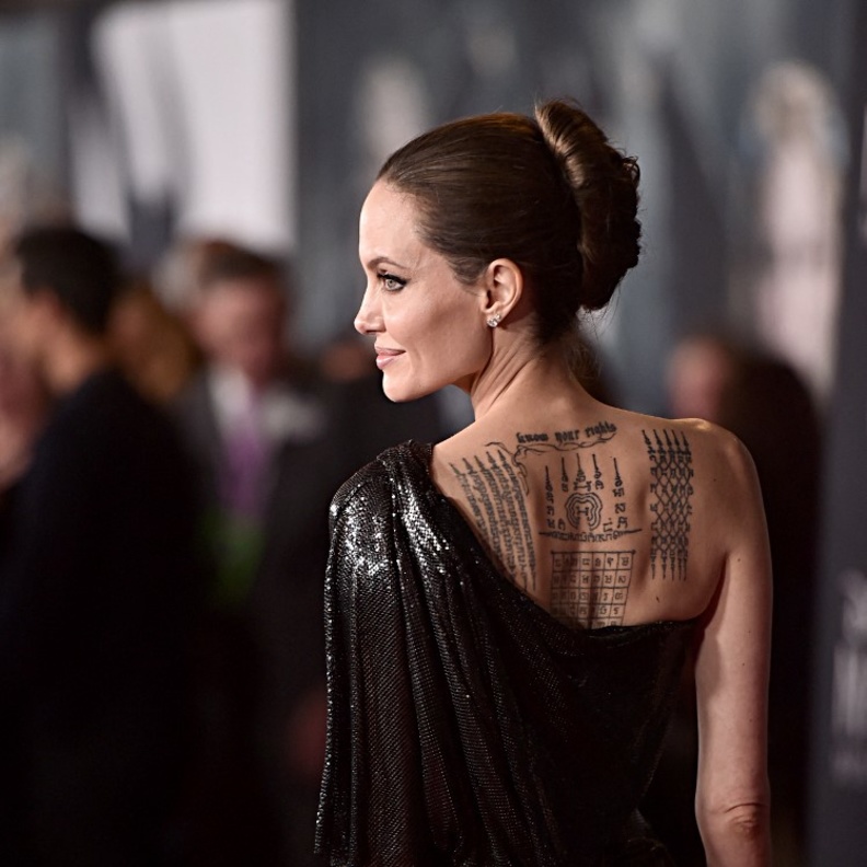 اللّون الأسود أكثر لون تعتمده جولي في إطلالاتها 