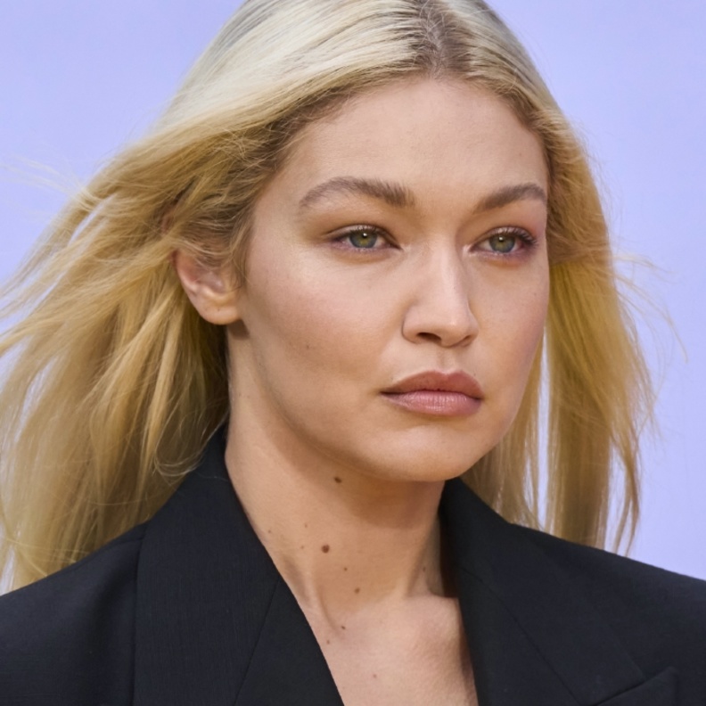 اطلالة تخفي حب الشباب وتمنحك طاقة إيجابية