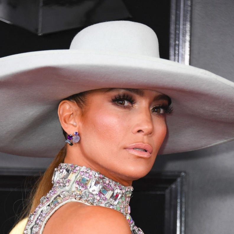 إطلالات النجمات الجمالية في حفل غرامي عبر السنوات