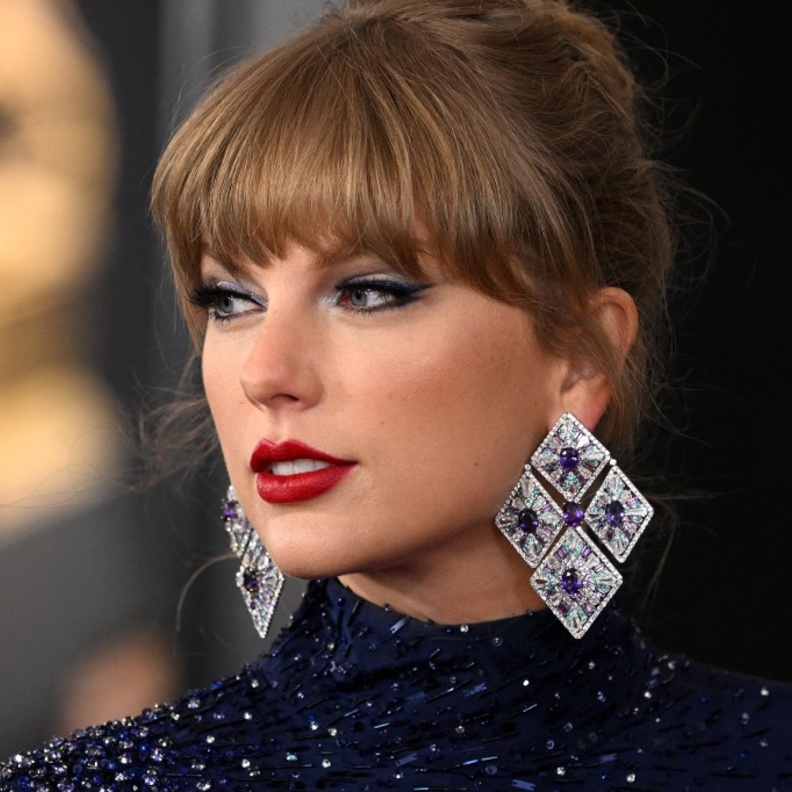اطلالة Taylor Swiftبتسريحات الشعر المرفوعة مع الغرة الامامية الكثيفة