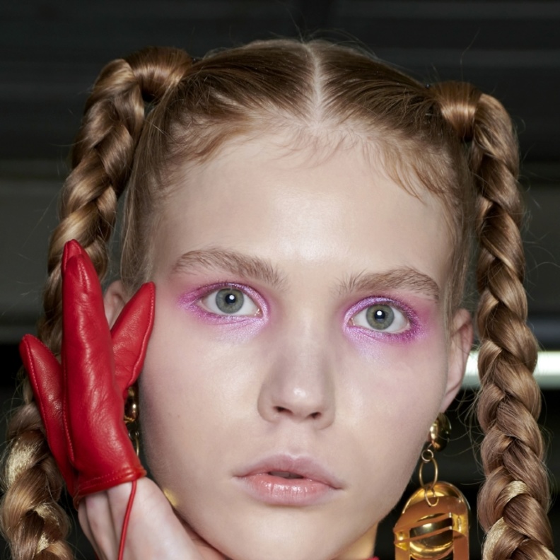 الضفائر الجانبية تسريحة تعيد شبابك