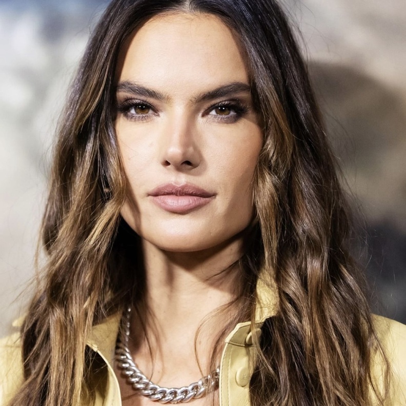 المكياج السموكي المناسب للوجه البيضاوي وخطوات تطبيقه بأسلوب اليسندرا أمبروسيو - الصورة من حسابها على انستغرام