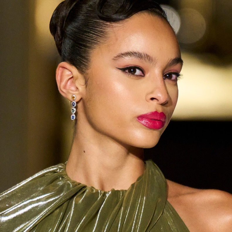 الوان احمر شفاه زهرية بتموجات لماعة من دار Christian Siriano