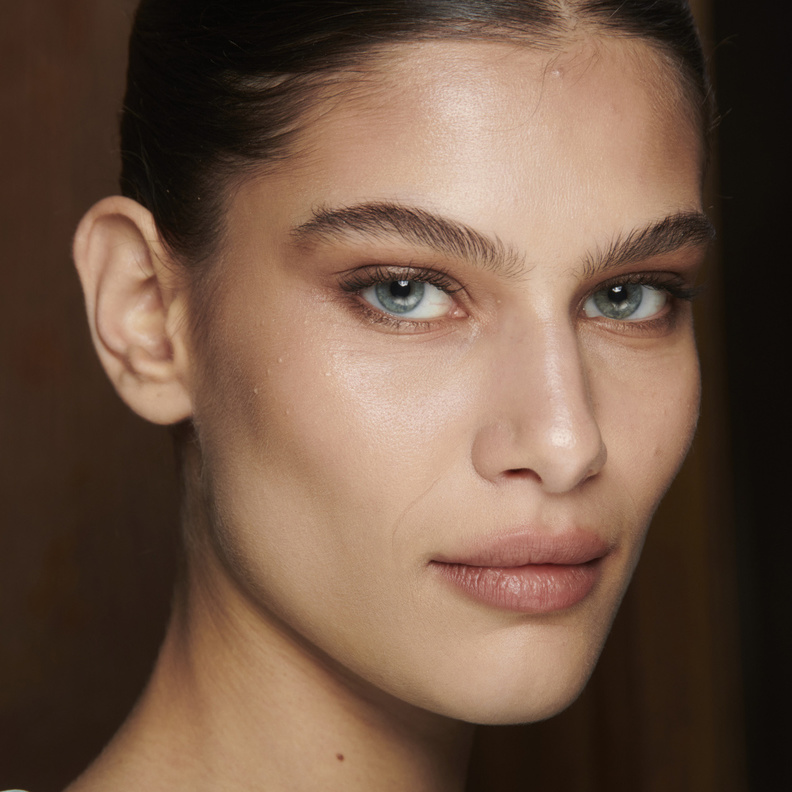 تخلصي من دهون الذقن من خلال عملية شفط الدهون