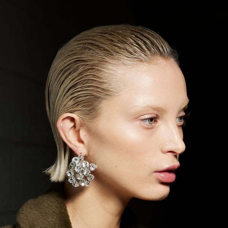 تسريحات الشعر المبلل مع القصة الكاريه من دار Brandon Maxwell