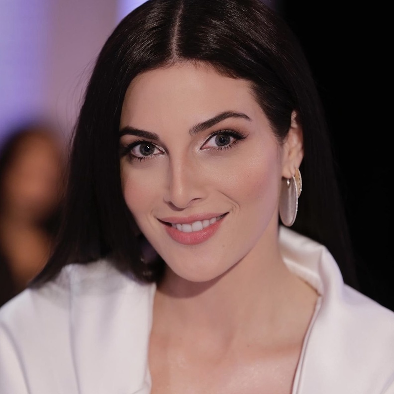 خطوات تطبيق مكياج طبيعي لإشراق الوجه على طريقة رزان جمال - الصورة من حساب خبير التجميل بسام فتوح