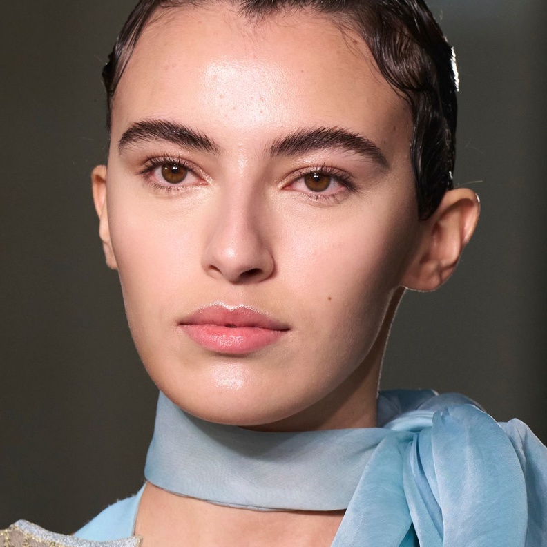 خياراتنا من مستحضرات العناية بالبشرة التي تجعلك تبدين أصغر سنًا