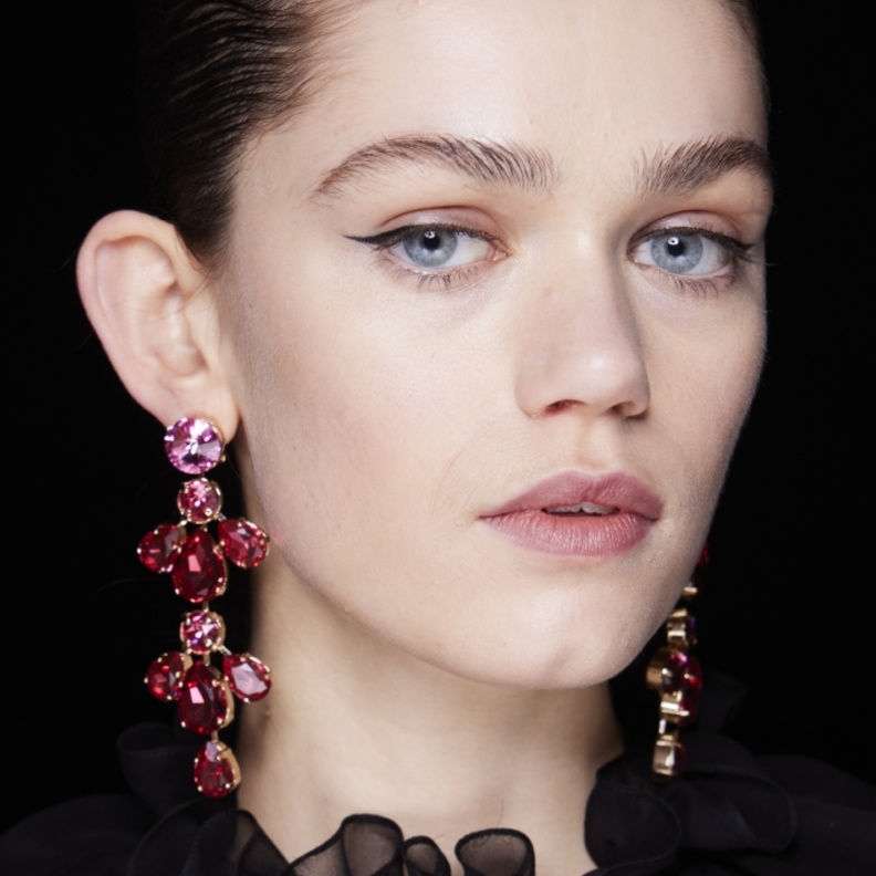 رسمات الايلاينر الرفيعة من دار Carolina Herrera