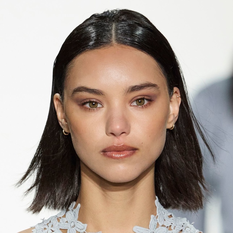 رسمات المكياج البرونزي الفاتح على طريقة دار Tiffany Brown