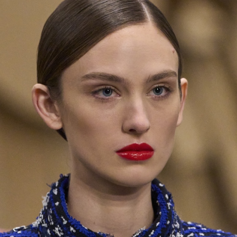 مستحضرات التجميل التي تحتاجينها داخل حقيبتك في يوم الحب