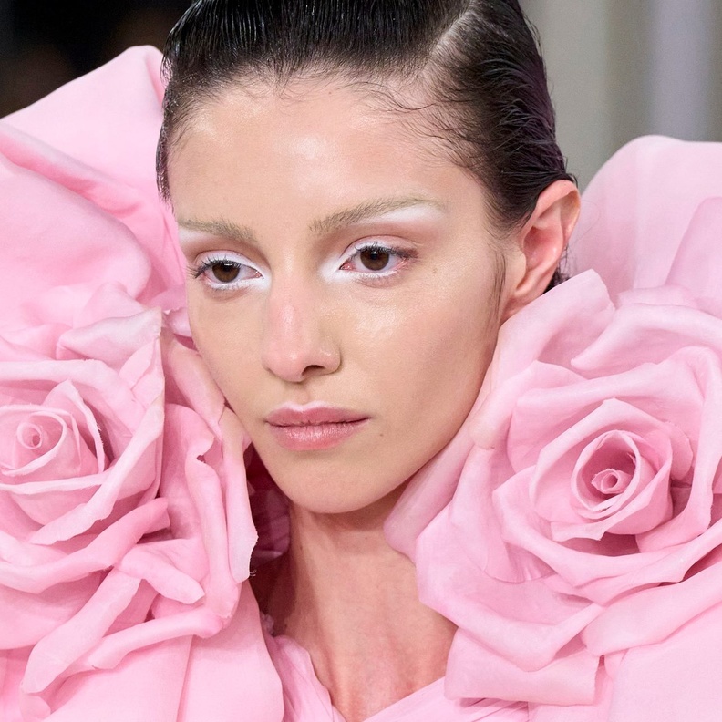 مكياج ناعم مع الظلال البيضاء على الجهة الداخلية للجفنين من دار Giambattista Valli