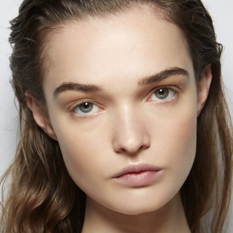 يجب مراجعة الطبيب المُختص لعمل التحاليل والفوحوصات اللازمة قبل استخدام الزيوت الطبيعية لاستعادة نضارة البشرة الشاحبة بشكل صحي