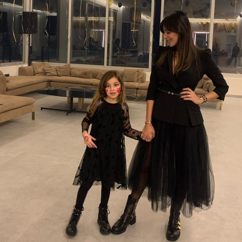 بمناسبة عيد ميلادها ...نظرة على إطلالات الكاجوال المفضّلة لـ نادين نجيم برفقة أولادها 