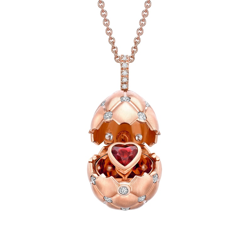 دار Fabergé تطرح قلادة Treillage Brushed Rose Gold & Diamond Set الخاصة بيوم الحب