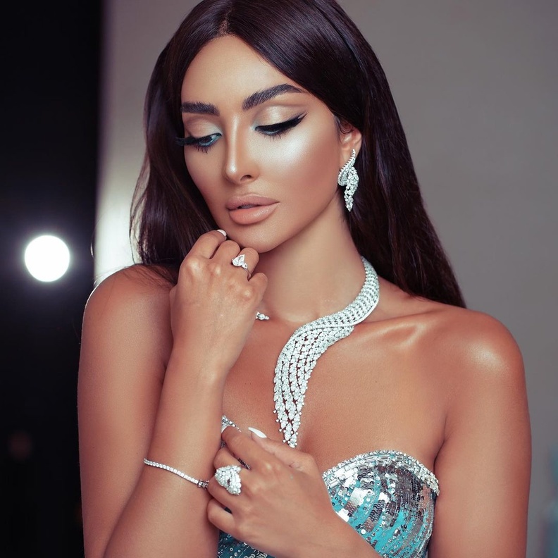 نور الغندور تتألق بأفخم موديلات المجوهرات