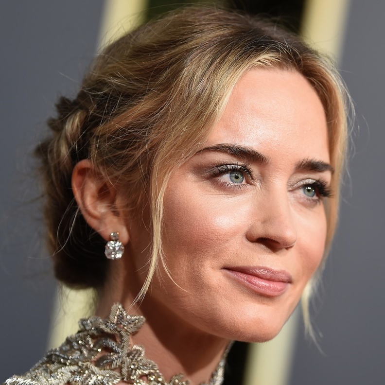 تسريحات شعر ملموم أنيقة تناسب المرأة الأربعينية من وحي Emily Blunt
