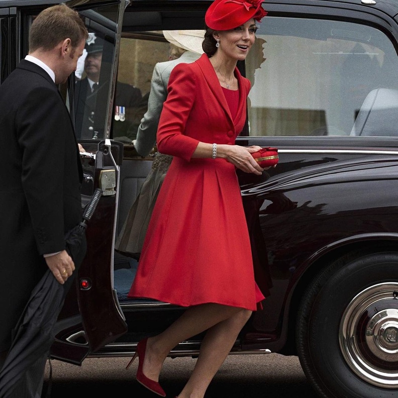كايت ميدلتون تشع قوة وأنوثة بإطلالة لافتة مونوكروم باللّون الأحمر