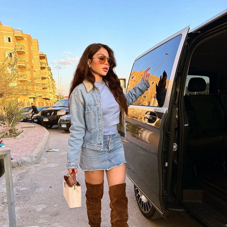 هيفاء وهبي بتنسيق لافت لبوت بني مع إطلالة بالدنيم